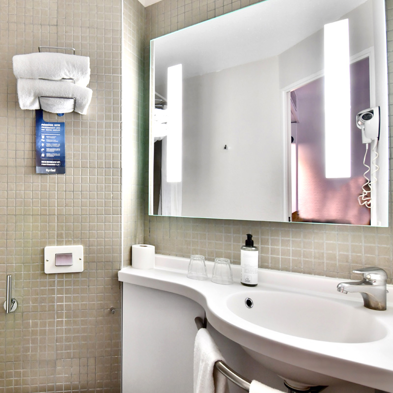 Salle d'eau de l'hôtel Kyriad Tours Sud